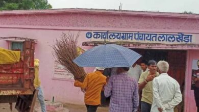 खरगोन: गांव में मुक्ति धाम नहीं, पंचायत गेट पर किया गया अंतिम संस्कार खरगोन: गांव में मुक्ति धाम नहीं, पंचायत गेट पर किया गया अंतिम संस्कार