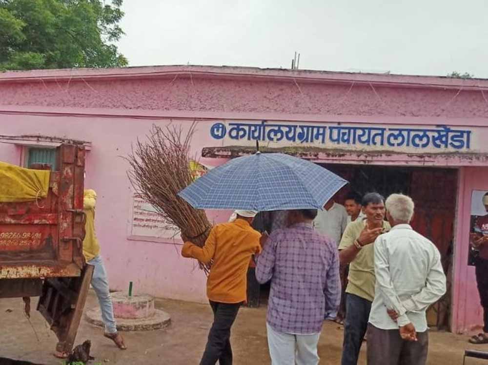 खरगोन: गांव में मुक्ति धाम नहीं, पंचायत गेट पर किया गया अंतिम संस्कार