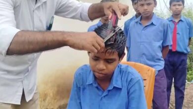 ‘सैलून वाले गुरुजी’: बच्चों को पढ़ाई के साथ मुफ्त हेयर कटिंग की अनोखी सौगात