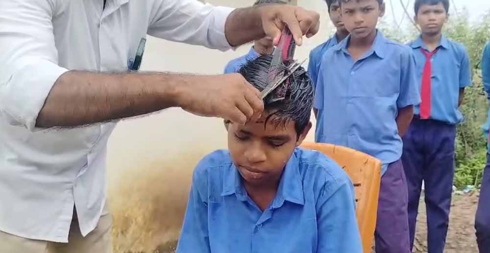 ‘सैलून वाले गुरुजी’: बच्चों को पढ़ाई के साथ मुफ्त हेयर कटिंग की अनोखी सौगात