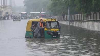 दिल्ली-NCR में बारिश से हाहाकार: उड़ानें लेट, सड़कों पर जलभराव से ट्रैफिक जाम दिल्ली-NCR में बारिश से हाहाकार: उड़ानें लेट, सड़कों पर जलभराव से ट्रैफिक जाम