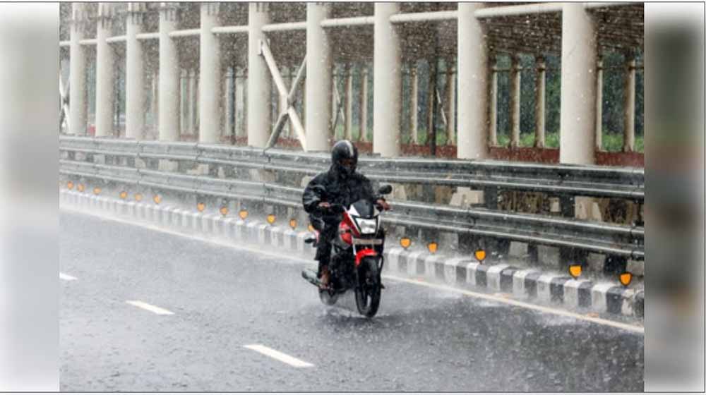 नोएडा में झमाझम बारिश, उमस भरी गर्मी से मिली राहत