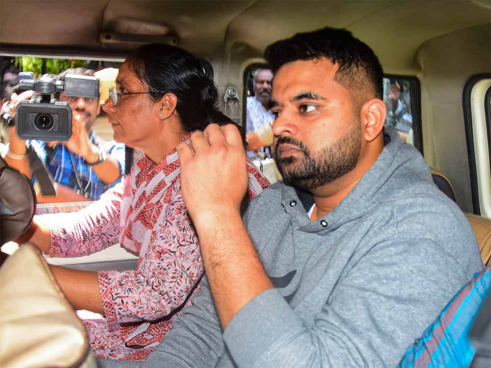 साड़ी बनी सबूत: पूर्व सांसद को बलात्कार मामले में हुई जेल