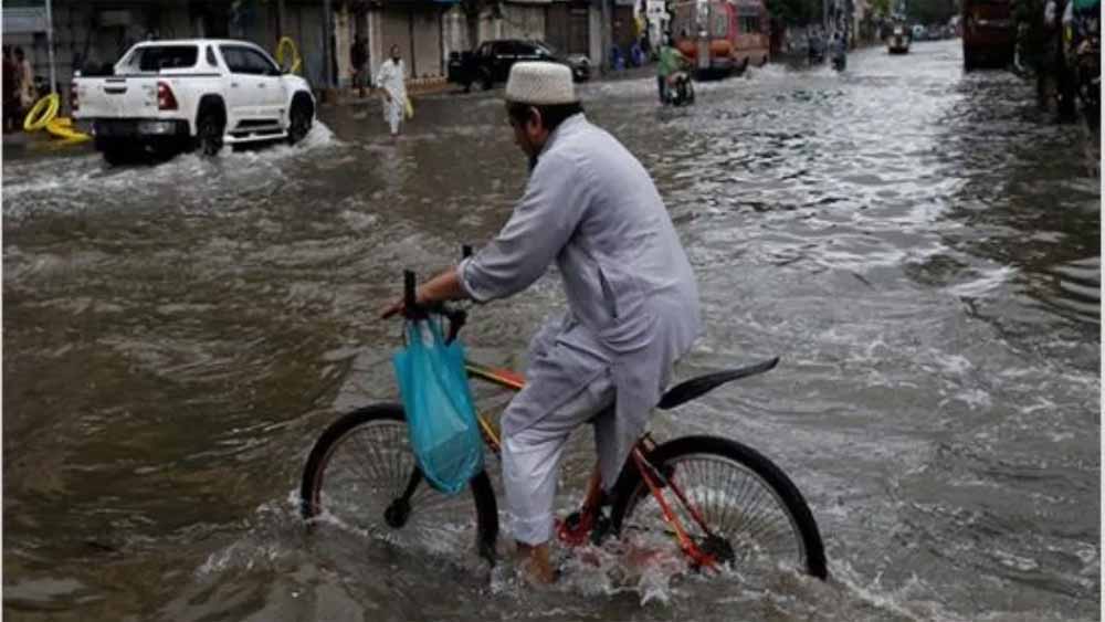 पाकिस्तान में मूसलधार बारिश का कहर, कई ज़िले जलमग्न, बाढ़ का अलर्ट जारी