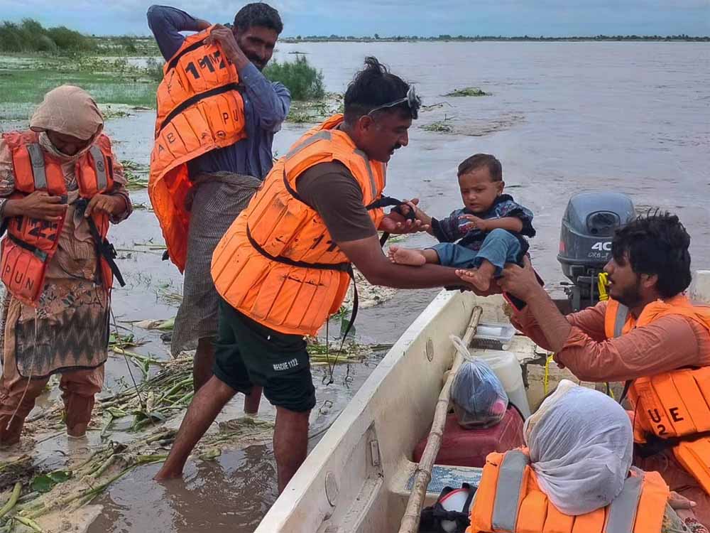भारत ने बढ़ाया मानवता का परिचय, बाढ़ से पहले डेढ़ लाख लोगों को सुरक्षित निकाला