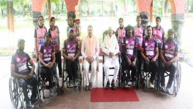 राज्यपाल पटेल से मध्यप्रदेश व्हीलचैयर क्रिकेट और दिव्यांग महिला क्रिकेट टीम के सदस्यों ने की मुलाकात