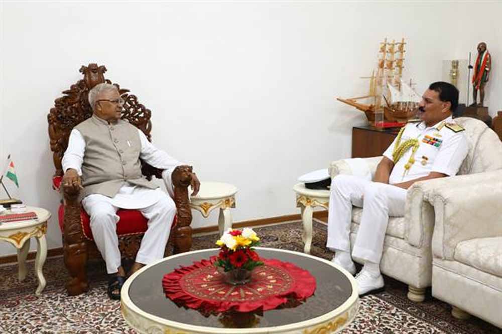 राज्यपाल पटेल से एडमिरल दिनेश कुमार त्रिपाठी ने की सौजन्य भेंट