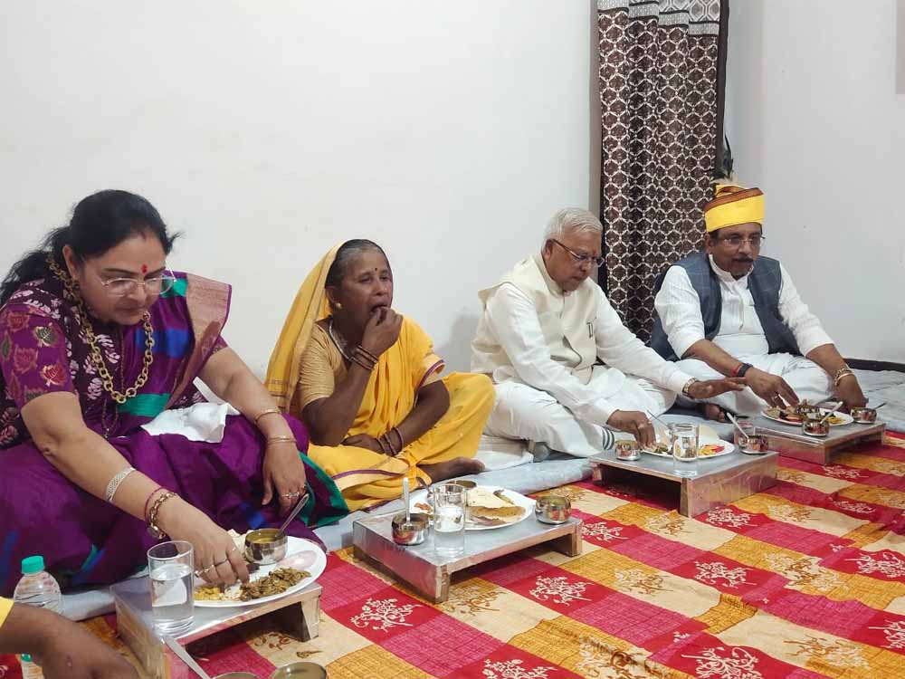 राज्यपाल पटेल ने बिरवा में ईमलाबाई के घर किया भोजन
