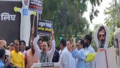 कांग्रेस दफ्तर के बाहर भाजपा का हंगामा, पीएम मोदी से जुड़े बयान पर माफी की मांग कांग्रेस दफ्तर के बाहर भाजपा का हंगामा, पीएम मोदी से जुड़े बयान पर माफी की मांग