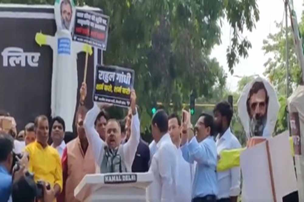 कांग्रेस दफ्तर के बाहर भाजपा का हंगामा, पीएम मोदी से जुड़े बयान पर माफी की मांग