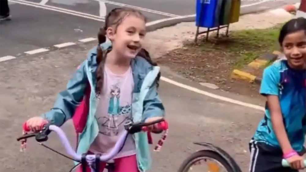 रशियन लड़की ने भारतीय दोस्त संग गाया कन्नड़ कविता, दिल छू लेने वाला वीडियो वायरल