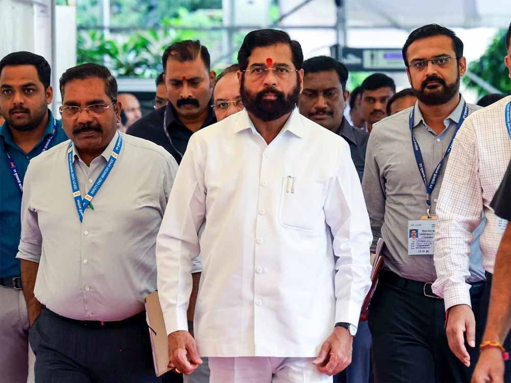 फडणवीस कैबिनेट से दूरी, शिंदे और करीबी नेताओं की गैरहाज़िरी से सियासी अटकलें तेज़