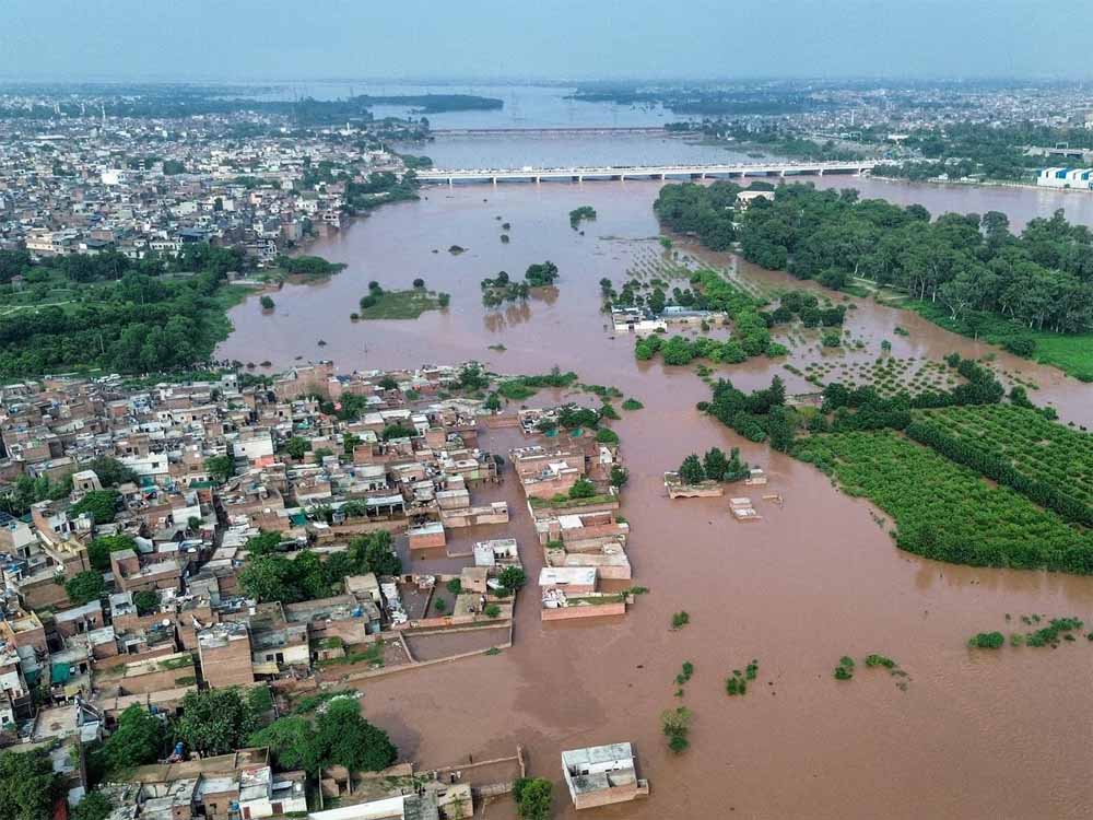 लाहौर में पानी घुसा तो पाकिस्तान ने भारत पर फोड़ा ठीकरा, सिंधु जल समझौते का रोना रोया