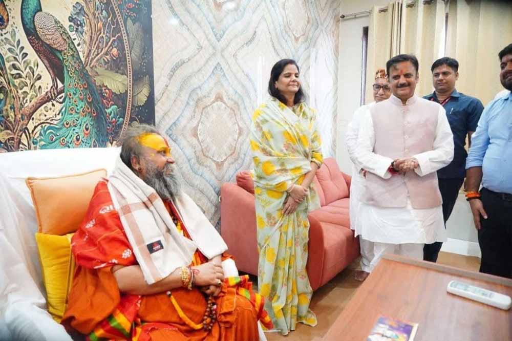 उप मुख्यमंत्री शुक्ल ने गोवर्धन में मलूकपीठाधीश्वर श्री राजेन्द्रदास जी महाराज का लिया आशीर्वाद उप मुख्यमंत्री शुक्ल ने गोवर्धन में मलूकपीठाधीश्वर श्री राजेन्द्रदास जी महाराज का लिया आशीर्वाद