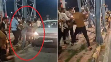 श्रीनगर में दबंग टोल कर्मियों ने सेना के जवान को खंभे से बांधकर पीटा श्रीनगर में दबंग टोल कर्मियों ने सेना के जवान को खंभे से बांधकर पीटा