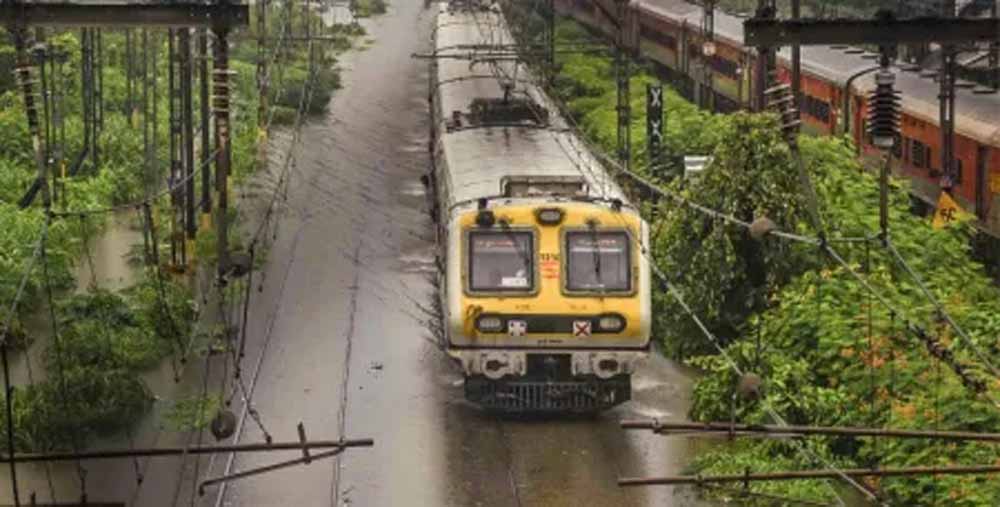 महाराष्ट्र में भारी बारिश का कहर: 12 मौतें, 16 लंबी दूरी की ट्रेनें रद्द