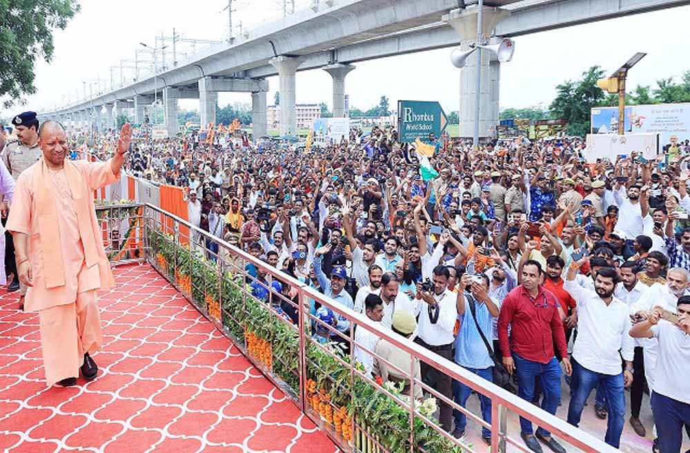 कांवड़ यात्रा में शामिल हुए सीएम योगी, पुष्प वर्षा कर लगाए हर हर महादेव के जयकारे
