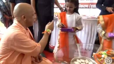 राखी पर बच्ची की प्यारी जिद, मिठाई खाकर मान गए CM योगी