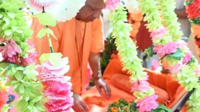 आधी रात हुआ कान्हा का जन्म, सीएम योगी ने गोरखनाथ मंदिर में झुलाया पालना आधी रात हुआ कान्हा का जन्म, सीएम योगी ने गोरखनाथ मंदिर में झुलाया पालना