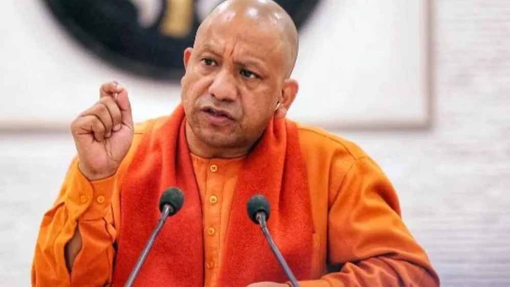 योगी का एटा में हमला: कांग्रेस-सपा ने सबका साथ नहीं, सिर्फ अपने परिवार का विकास किया