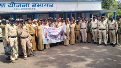 रेडीमेड घटिया वर्दी के विरोध में कोटवार संगठन पहुंचा जनसुनवाई रेडीमेड घटिया वर्दी के विरोध में कोटवार संगठन पहुंचा जनसुनवाई