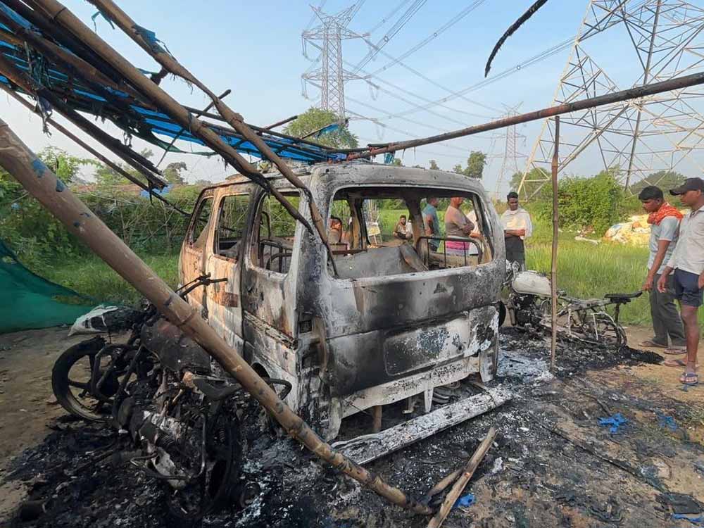 कोरबा में पेट्रोल डालकर कार और बाइक में लगाई आग