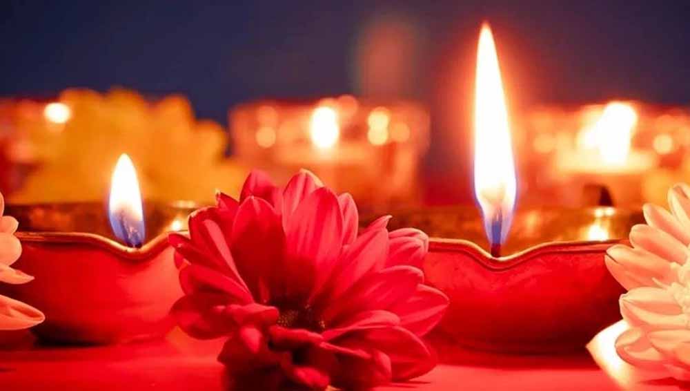 वास्तु के अनुसार भगवान की पूजा में कैसे जलाएं दीपक वास्तु के अनुसार भगवान की पूजा में कैसे जलाएं दीपक