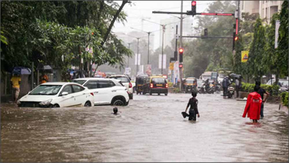 मुंबई में 100 मिमी बारिश, मराठवाड़ा में तबाही; CM ने आपदा प्रबंधन की समीक्षा की मुंबई में 100 मिमी बारिश, मराठवाड़ा में तबाही; CM ने आपदा प्रबंधन की समीक्षा की