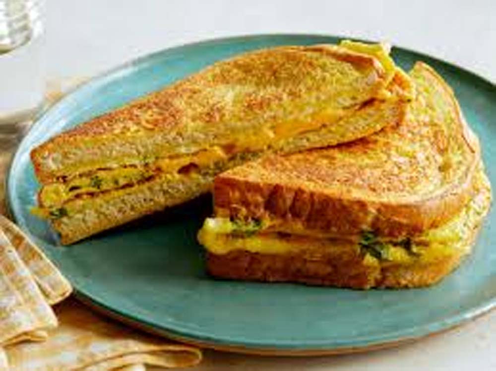 हेल्दी और टेस्टी ब्रेकफास्ट: 5 मिनट में बनाएं Cheesy Bread Omelette