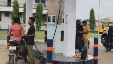 हेलमेट नियम की उड़ रही धज्जियां: पेट्रोल पंप पर बेधड़क मिल रहा पेट्रोल