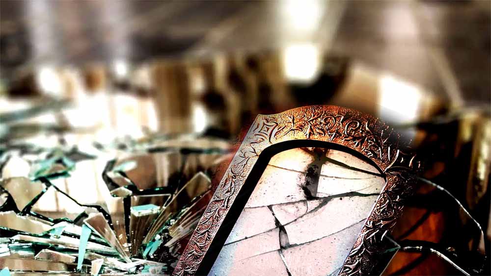 घर में अचानक कांच का टूटना, जानें इसके संकेत और क्या करें