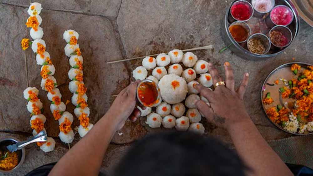7 सितंबर से पितृपक्ष शुरू, जानें पितरों को जल अर्पण करने की सही विधि