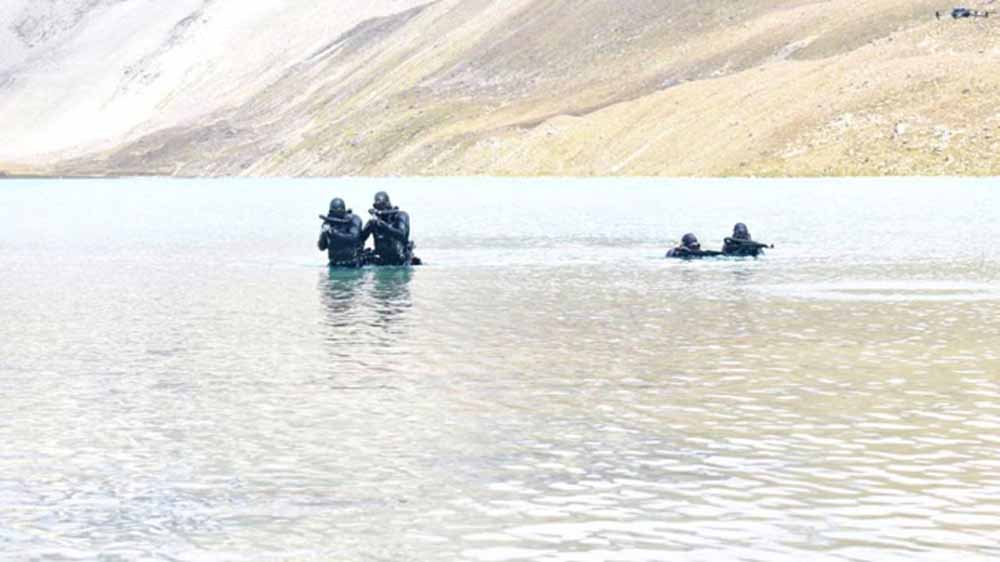 17000 फीट की ऊंचाई पर सेना और नौसेना के कमांडो ने किया संयुक्त अभ्यास
