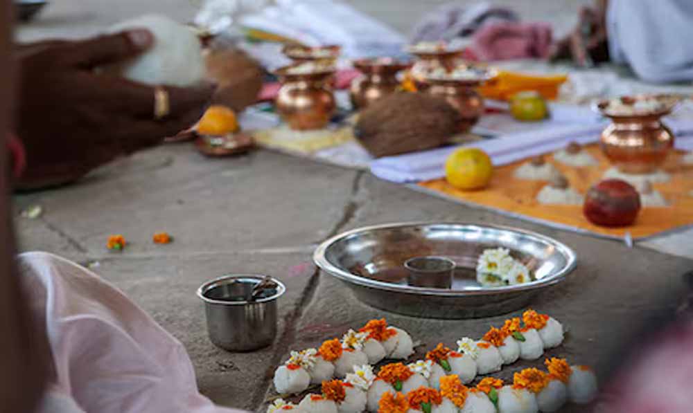 पितृ पक्ष में दो तिथियों के श्राद्ध होंगे एक साथ, जानें सही तरीके से पिंडदान कैसे करें