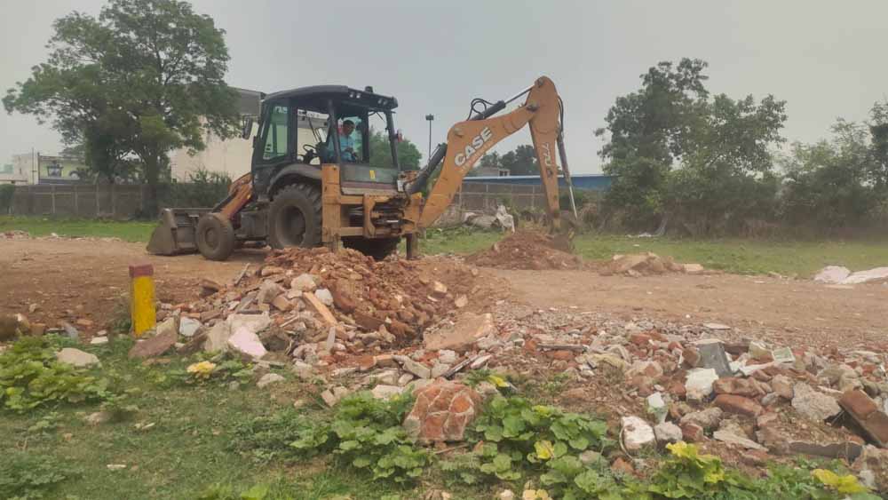 भाठागांव में अवैध प्लॉटिंग पर बड़ी कार्रवाई, जेसीबी से पांच एकड़ जमीन हुई मुक्त