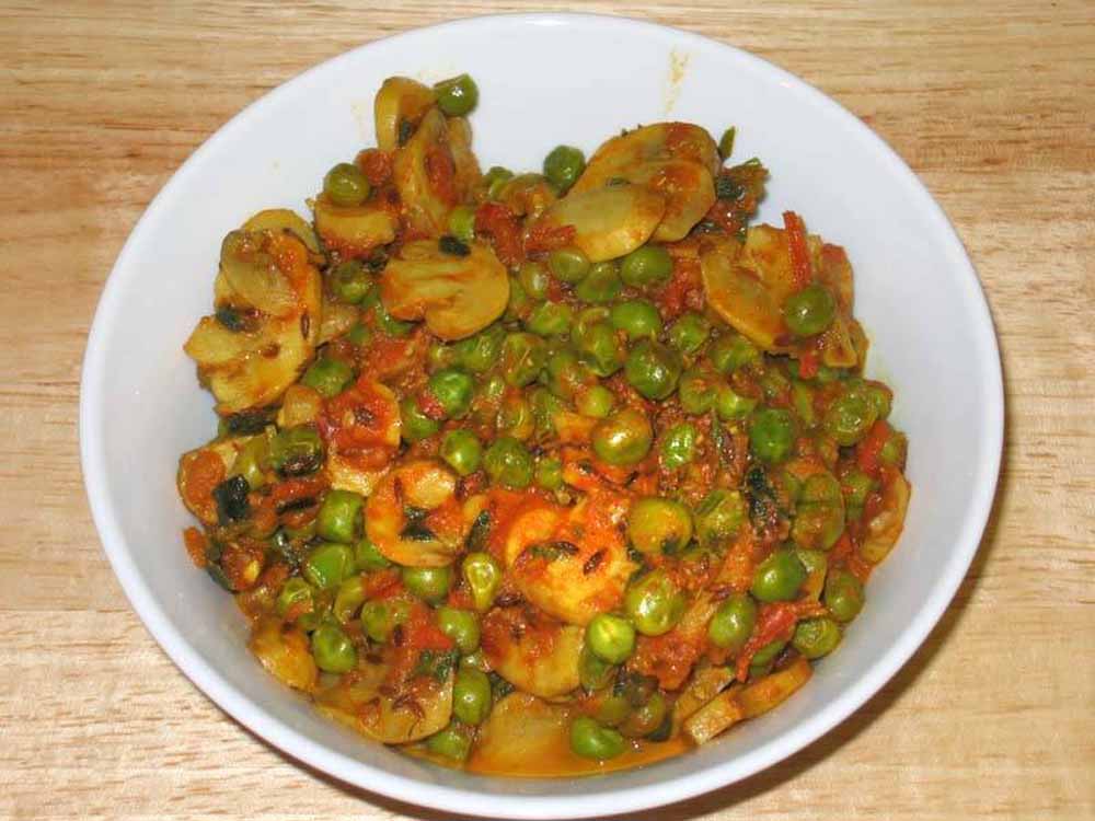 घर पर बनाएं मटर-मशरूम की स्वादिष्ट सब्जी, मिनटों में तैयार होगी