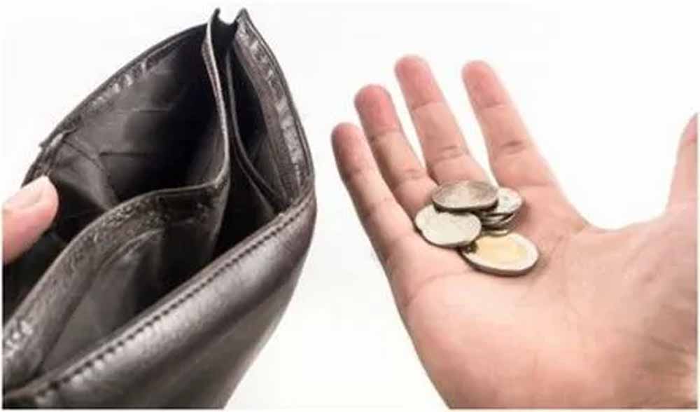 राशि के अनुसार पर्स में रखें ये खास चीजें, कभी खाली नहीं होगा बटुआ