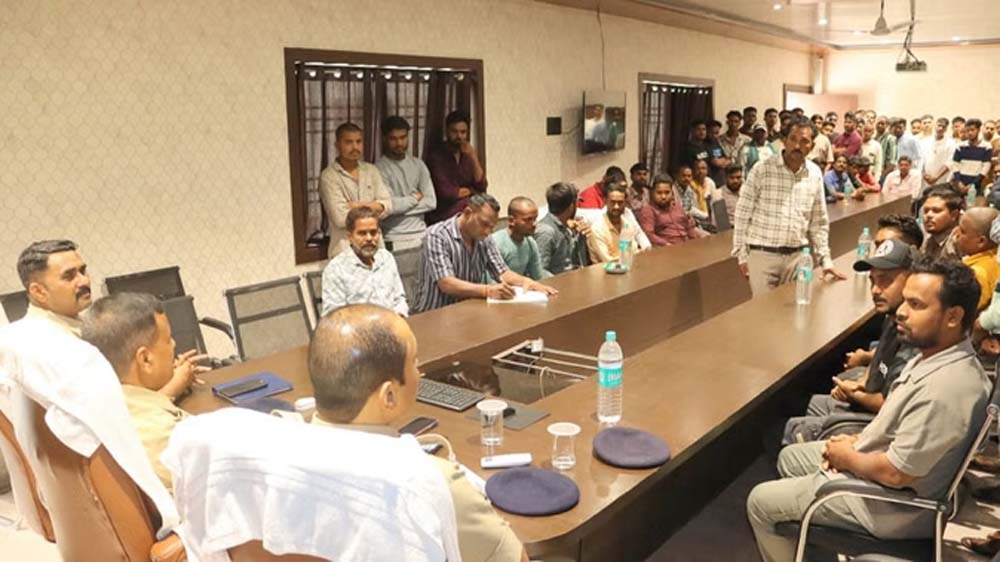 डीजे संचालन पर नई पाबंदी: कबीरधाम एसपी ने संचालकों से की बैठक डीजे संचालन पर नई पाबंदी: कबीरधाम एसपी ने संचालकों से की बैठक