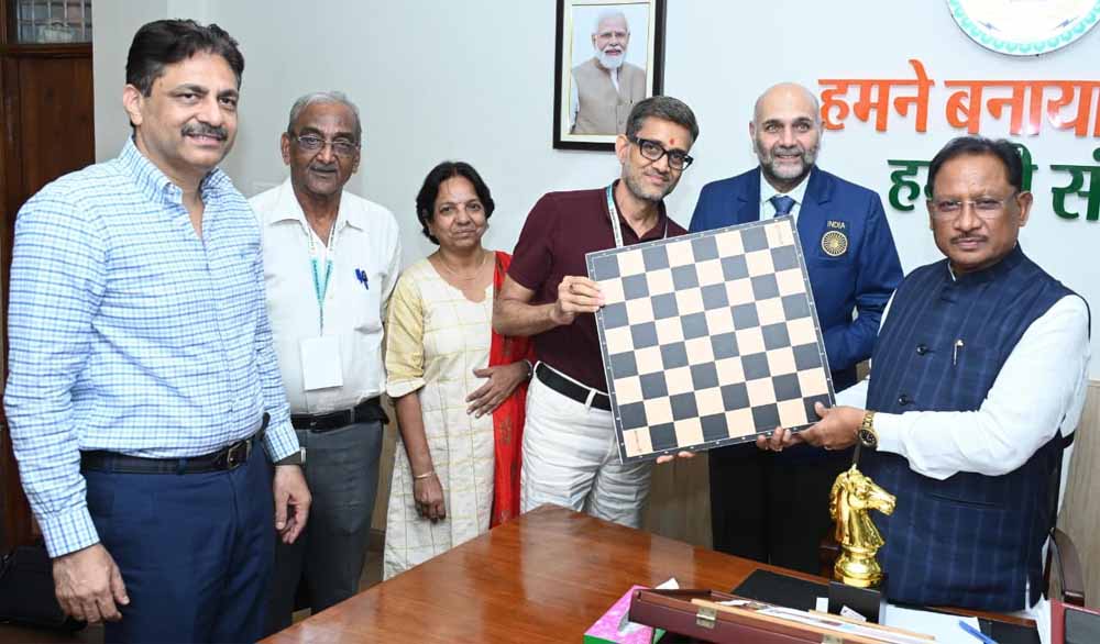 मुख्यमंत्री साय से ग्रैंडमास्टर प्रवीण महादेव थिप्से ने की सौजन्य भेंट