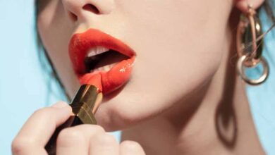रोज़ाना लिपस्टिक लगाने से हो सकते हैं 5 बड़े नुकसान – क्या आप जानती हैं?