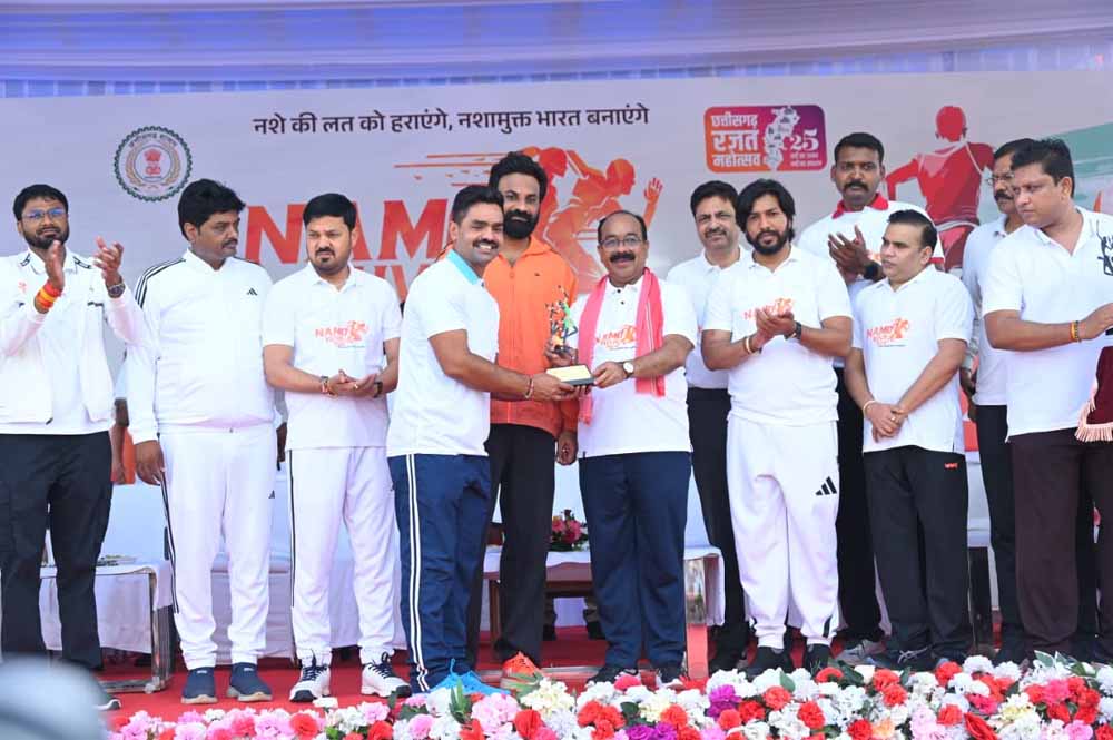 उप मुख्यमंत्री अरुण साव ने झंडी दिखाकर ‘नमो युवा रन’ का किया शुभारंभ, ऐतिहासिक दौड़ में 10 हजार से अधिक युवाओं का दिखा जोश और जज्बा उप मुख्यमंत्री अरुण साव ने झंडी दिखाकर ‘नमो युवा रन’ का किया शुभारंभ, ऐतिहासिक दौड़ में 10 हजार से अधिक युवाओं का दिखा जोश और जज्बा