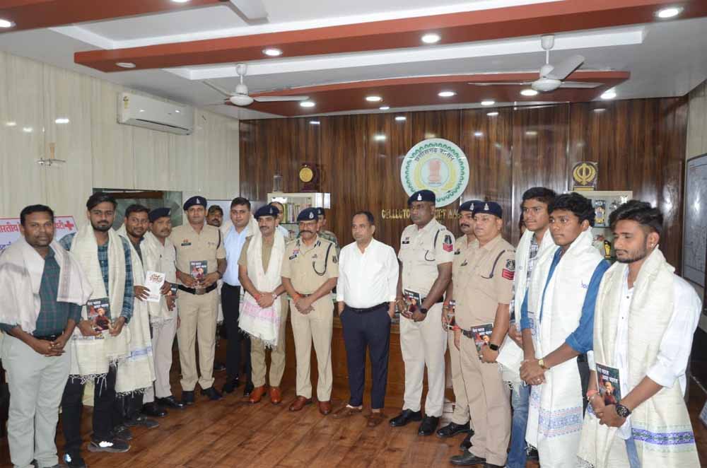 रेस्क्यू ऑपरेशन में शामिल जाबांज युवाओं को कलेक्टर-एसएसपी ने किया सम्मानित रेस्क्यू ऑपरेशन में शामिल जाबांज युवाओं को कलेक्टर-एसएसपी ने किया सम्मानित