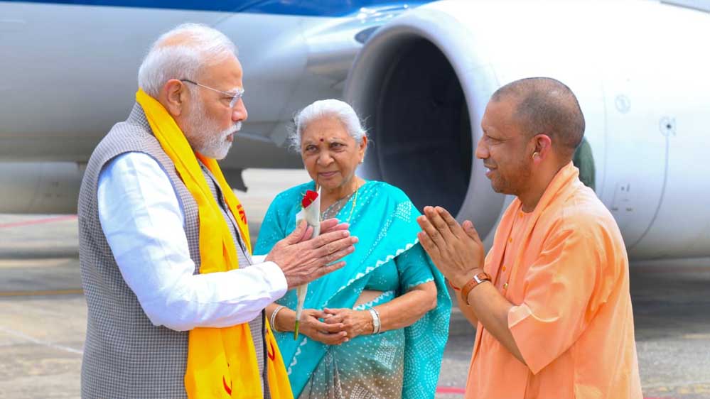 राज्यपाल व सीएम योगी ने काशी में किया प्रधानमंत्री का स्वागत राज्यपाल व सीएम योगी ने काशी में किया प्रधानमंत्री का स्वागत