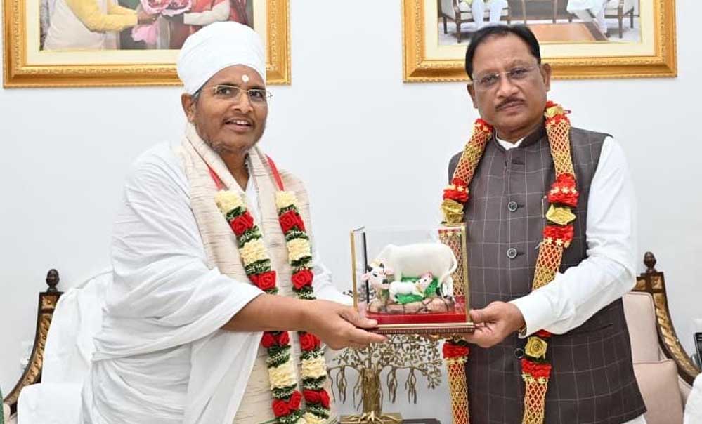 रायपुर : मुख्यमंत्री से पूज्य संत श्री असंग देव जी ने की सौजन्य भेंट रायपुर : मुख्यमंत्री से पूज्य संत श्री असंग देव जी ने की सौजन्य भेंट