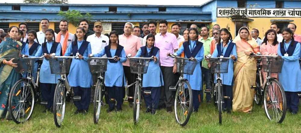 रायपुर : शिक्षा से संवरता है भविष्य, बेटियों को मिल रहा समान अवसर: मंत्री टंकराम वर्मा