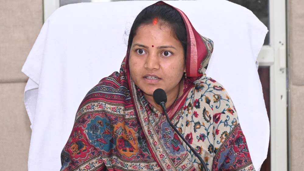 रायपुर : मंत्री लक्ष्मी राजवाड़े ने ली विभागीय समीक्षा बैठक