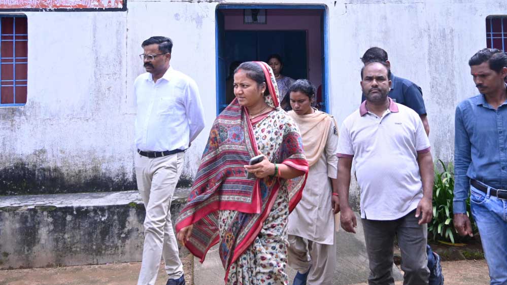 रायपुर : मंत्री श्रीमती लक्ष्मी राजवाड़े ने बलरामपुर में विभिन्न संस्थाओं का किया निरीक्षण