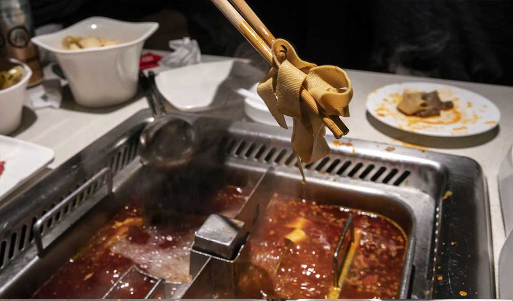 नशे में सूप में पेशाब की हरकत पड़ी भारी, माता-पिता पर लगा 2.71 करोड़ का जुर्माना