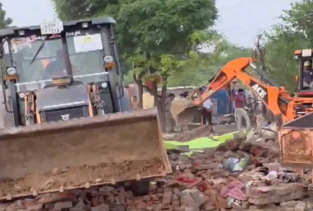 साबरमती किनारे चला बुलडोजर, गुजरात में 700 से ज़्यादा अवैध ढांचे जमींदोज