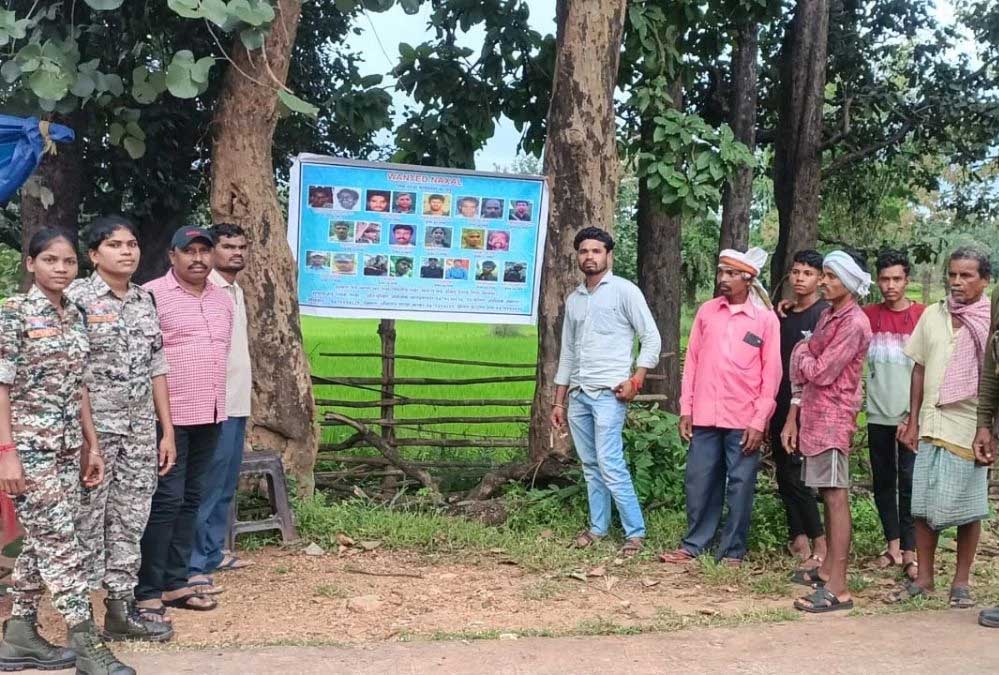 अब माओवादियों के खिलाफ पुलिस का पोस्टर वार, गांव-गांव में लगाए पोस्टर, लोगों से मांगी मदद अब माओवादियों के खिलाफ पुलिस का पोस्टर वार, गांव-गांव में लगाए पोस्टर, लोगों से मांगी मदद